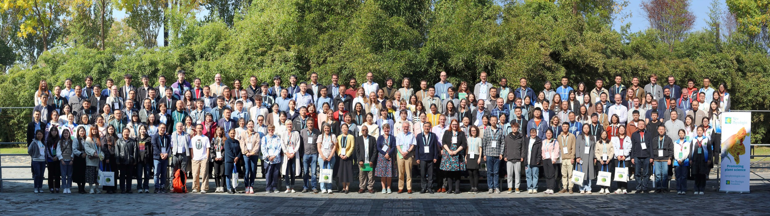 Group photo of the participants at the Stomata symposium, showing around 200 people on tiered platforms