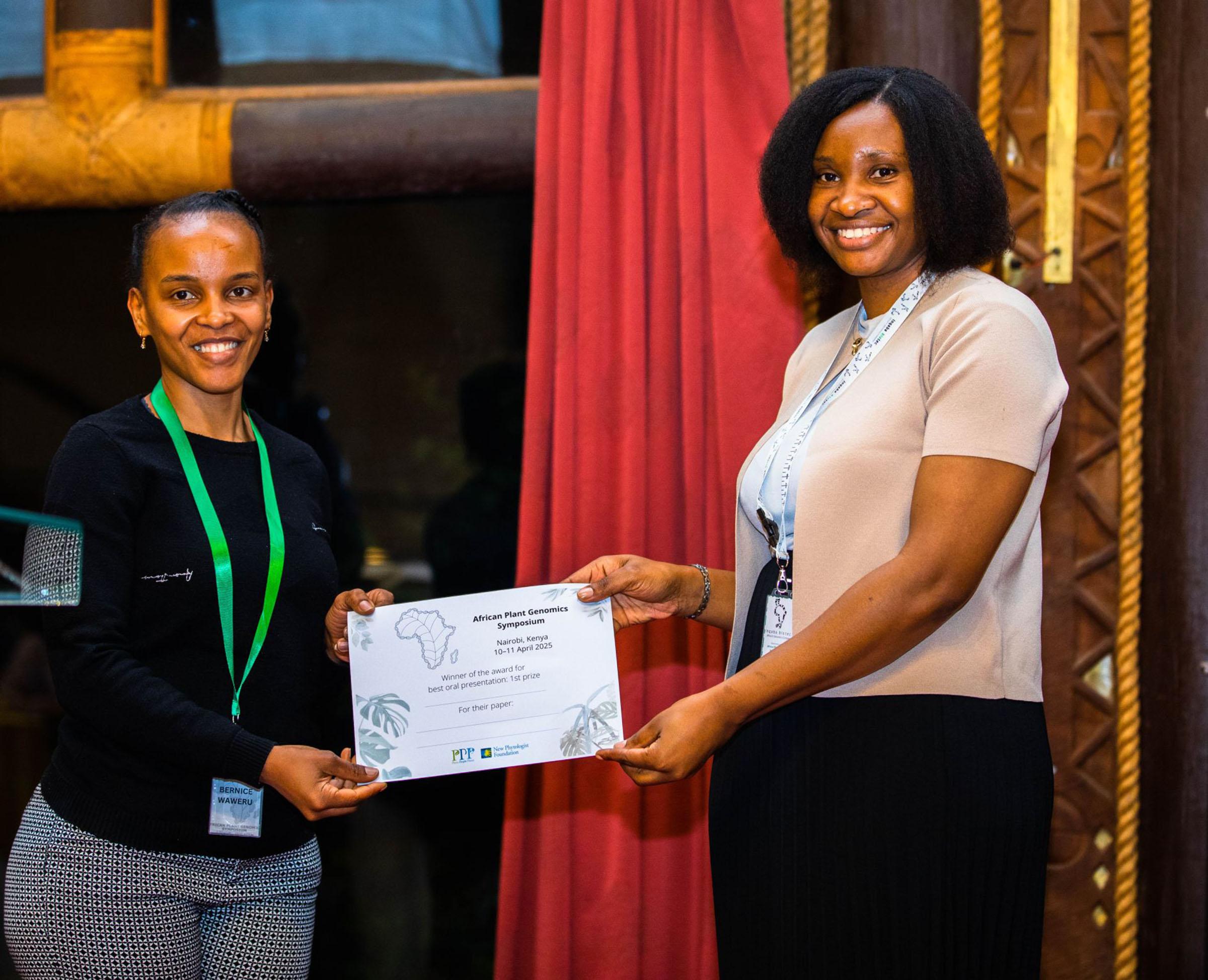 Bernice Wareru accepts her certificate for first prize for best oral presentation from Patience Chatukuta, at the African Plant Genomics Symposium