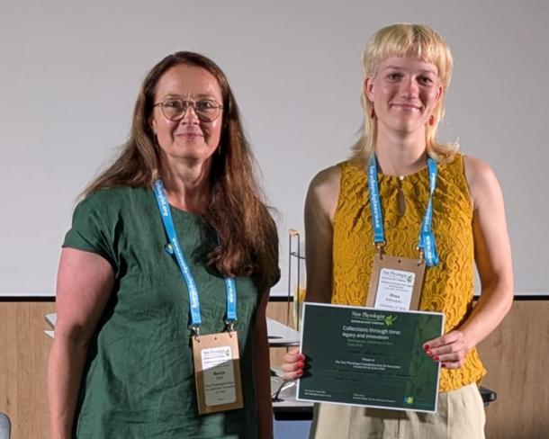 Maarja Öpik and Rhea Kõivutalu. Rhea holds a certificate identifying her as the winner of the symposium poster prize.
