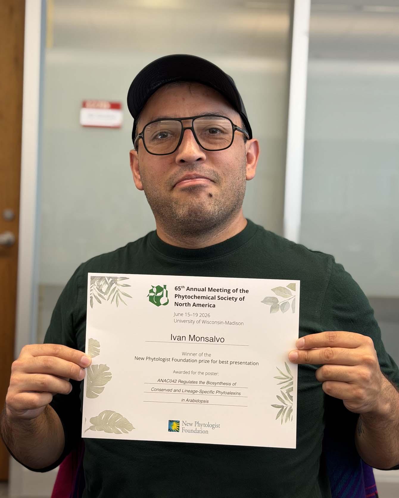 Ivan Monsalvo holding a certificate for the New Phytologist Foundation prize for best presentation.