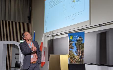 André Kessler presenting a talk at a conference